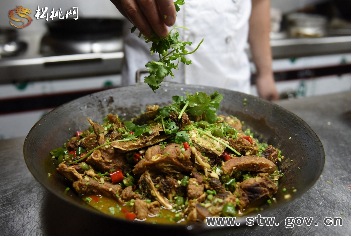 去恒豐生態(tài)山莊，品嘗的不止是美味的苗魚！