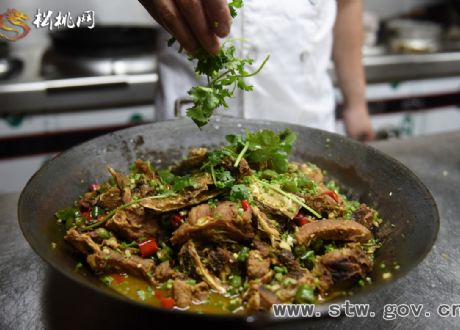 去恒豐生態(tài)山莊，品嘗的不止是美味的苗魚！