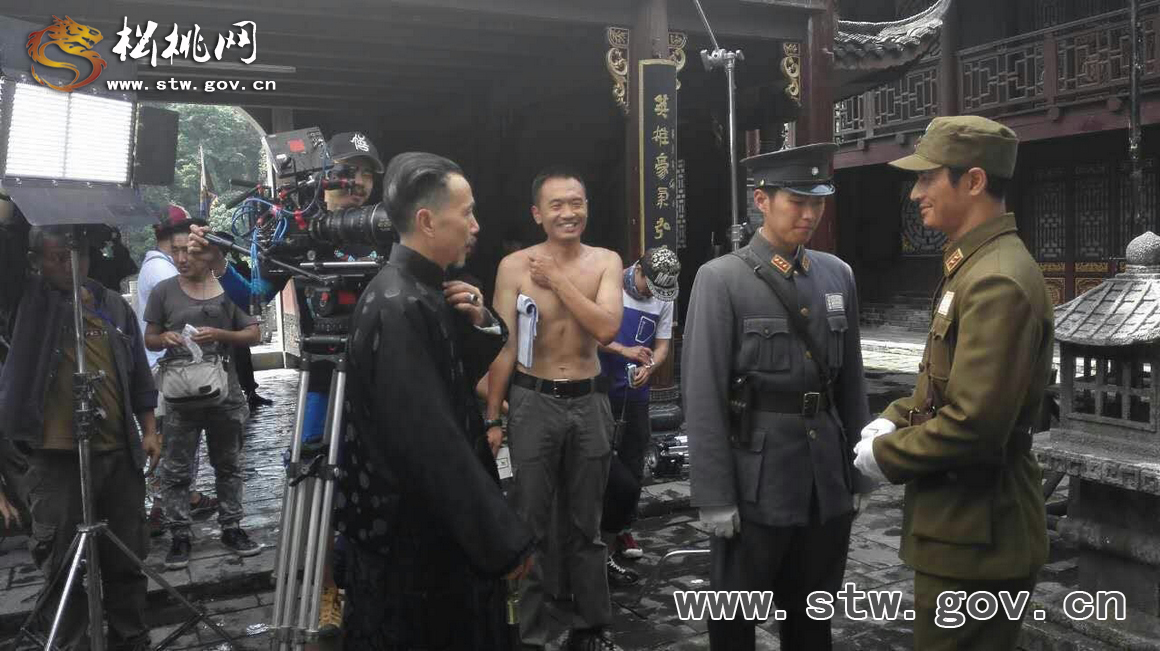 《十個連長一個班》在苗王城殺青
