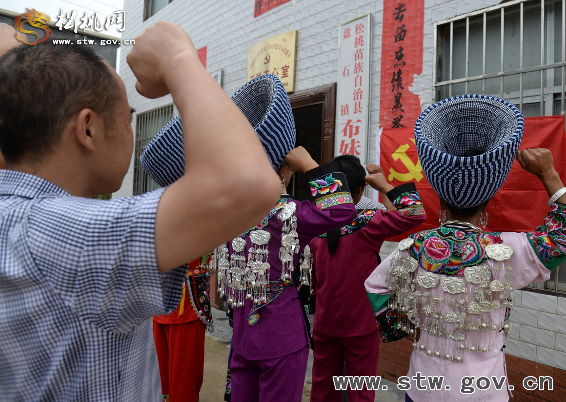 松桃駐村干部進村入戶同群眾拉家常