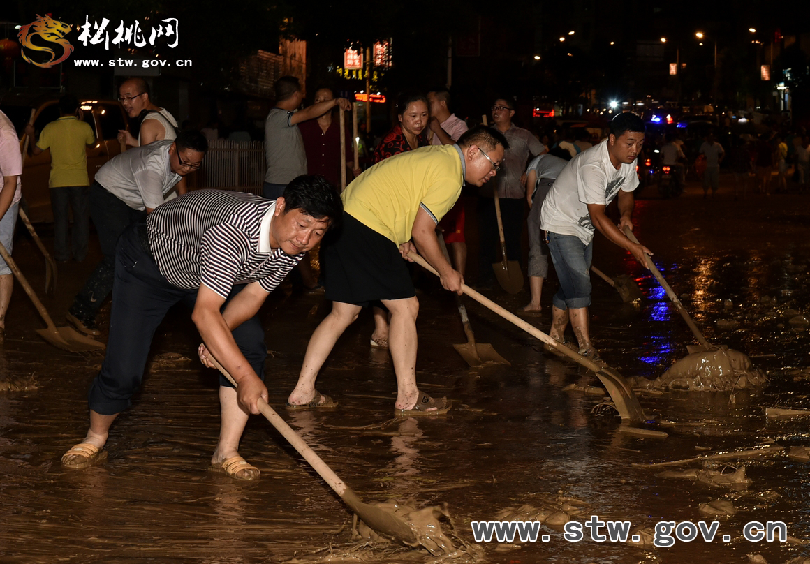 干群協(xié)力 萬人連夜清淤除渣