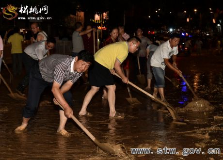 干群協(xié)力 萬人連夜清淤除渣