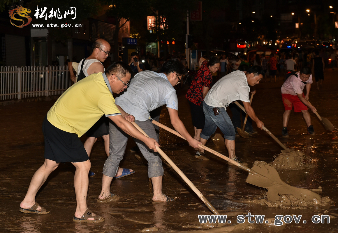 干群協(xié)力 萬(wàn)人連夜清淤除渣