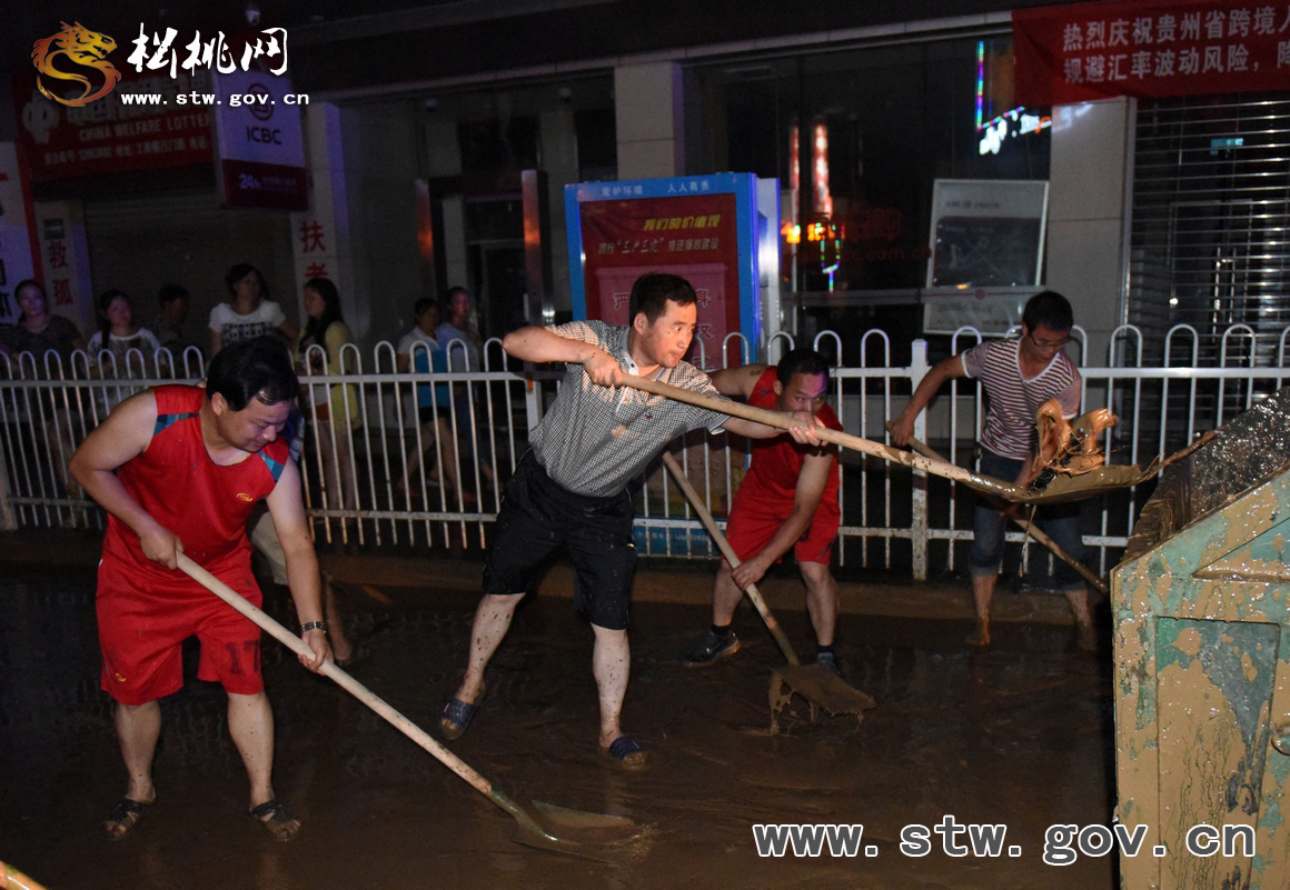 干群協(xié)力 萬人連夜清淤除渣
