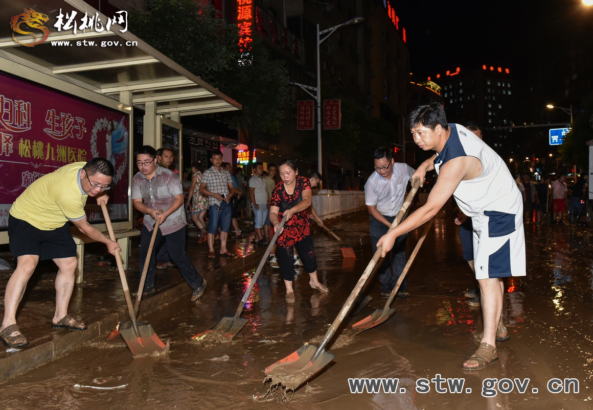 干群協(xié)力 萬(wàn)人連夜清淤除渣