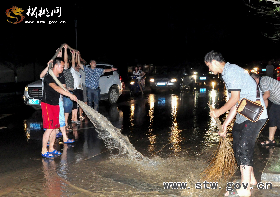 干群協(xié)力 萬(wàn)人連夜清淤除渣