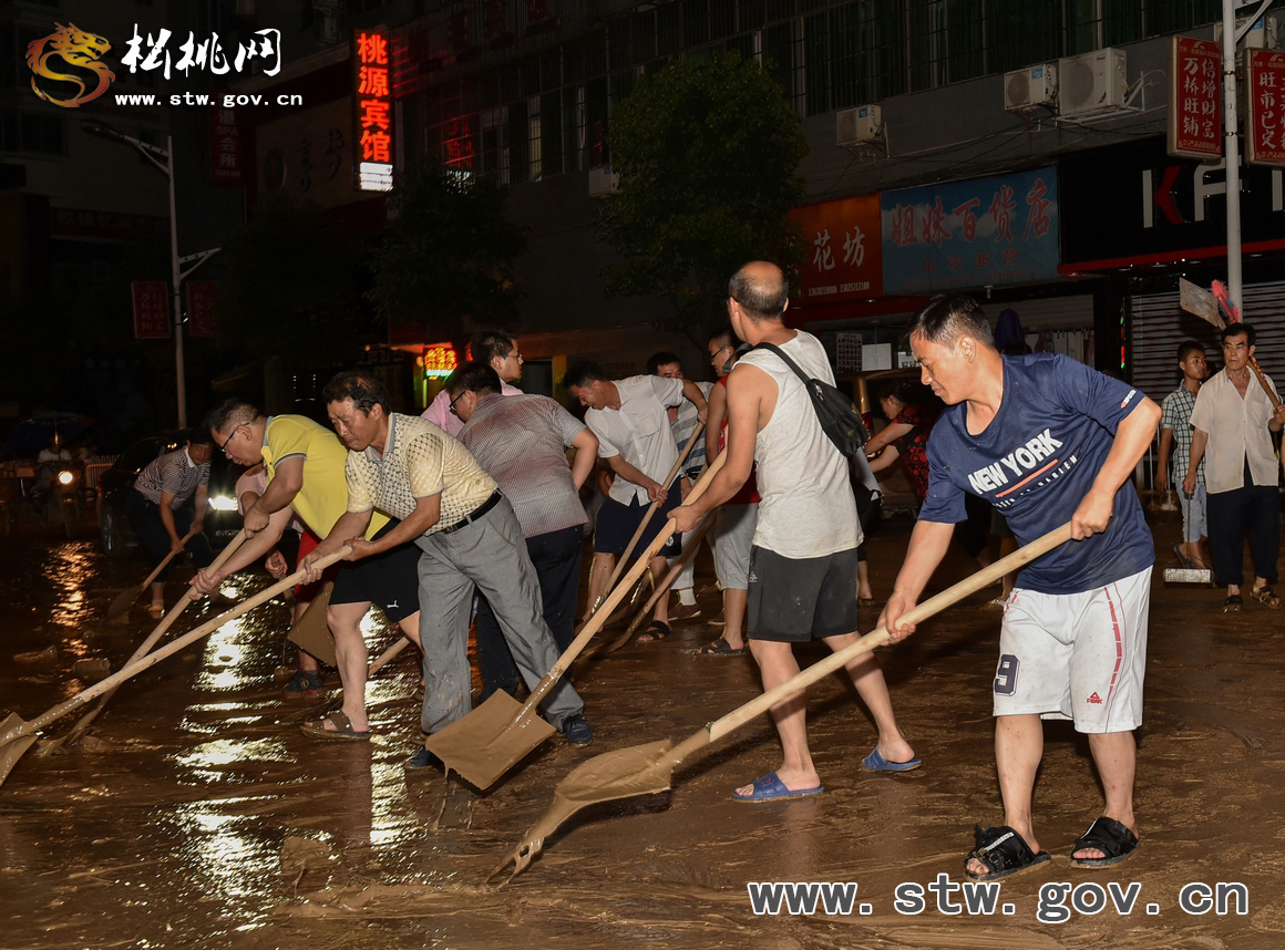 干群協(xié)力 萬人連夜清淤除渣