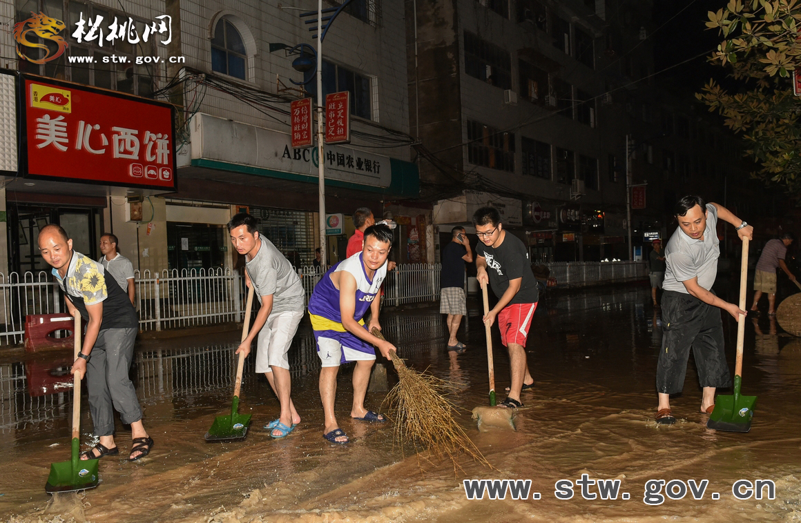 干群協(xié)力 萬人連夜清淤除渣