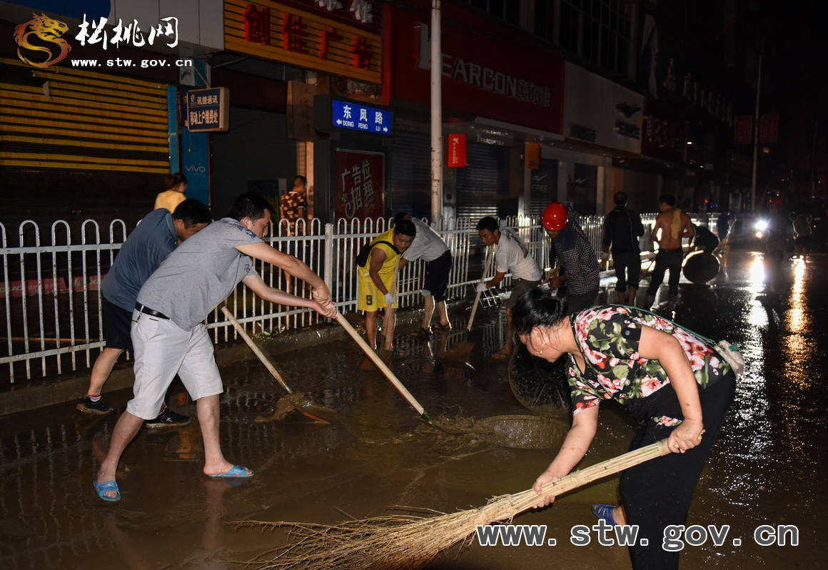 干群協(xié)力 萬人連夜清淤除渣