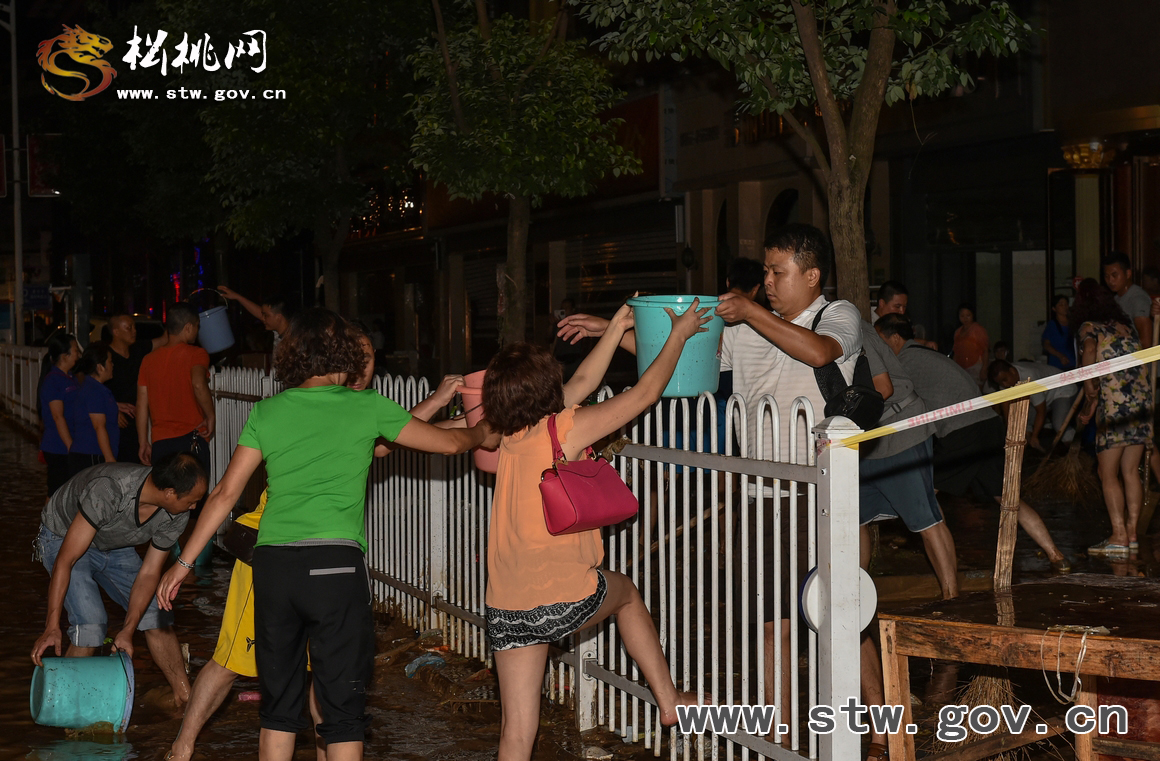 干群協(xié)力 萬人連夜清淤除渣