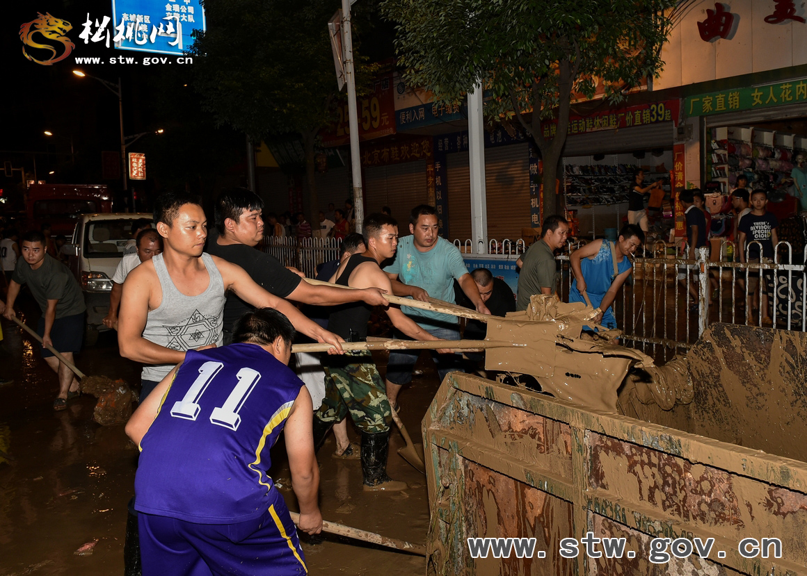 干群協(xié)力 萬人連夜清淤除渣