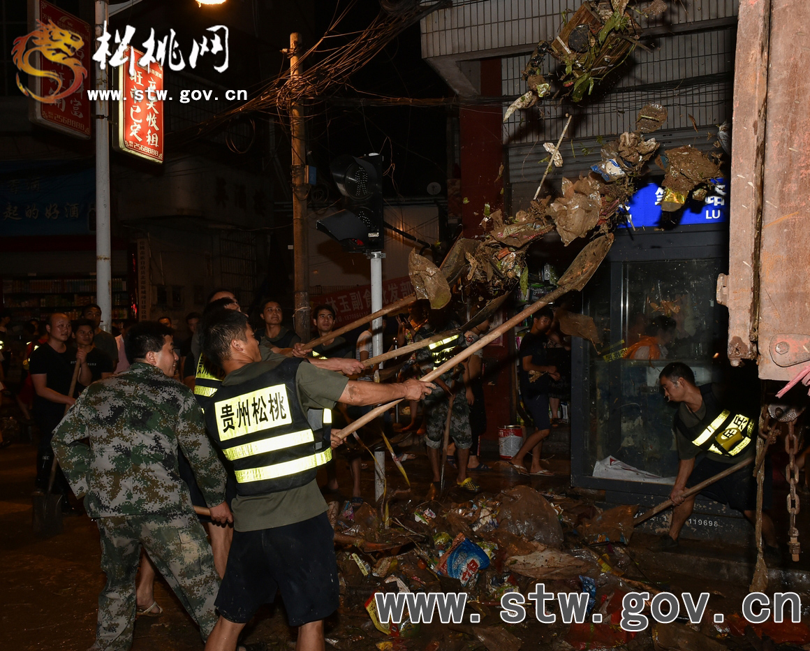 干群協(xié)力 萬人連夜清淤除渣