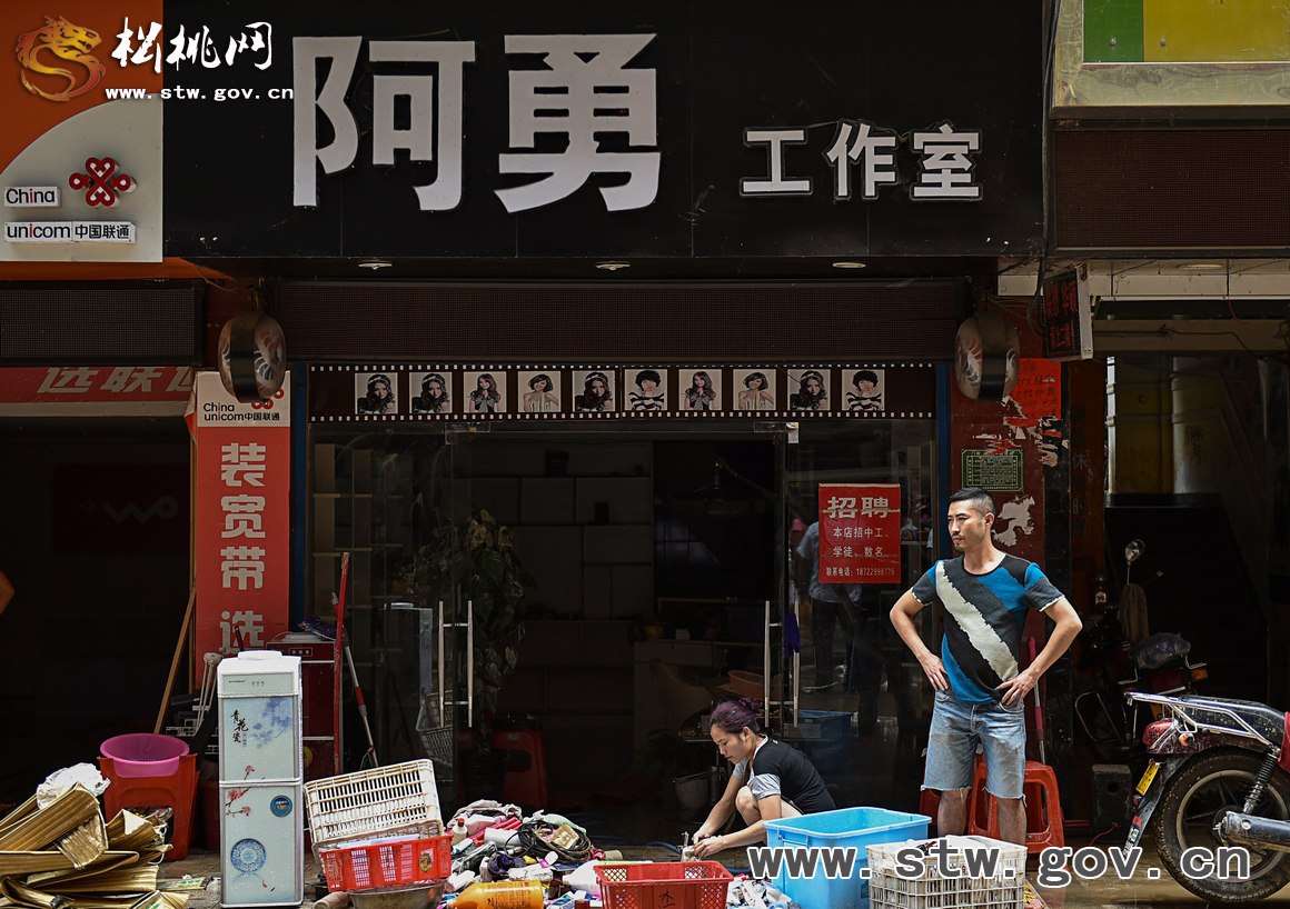 洪水消退 群眾迅速投入自救