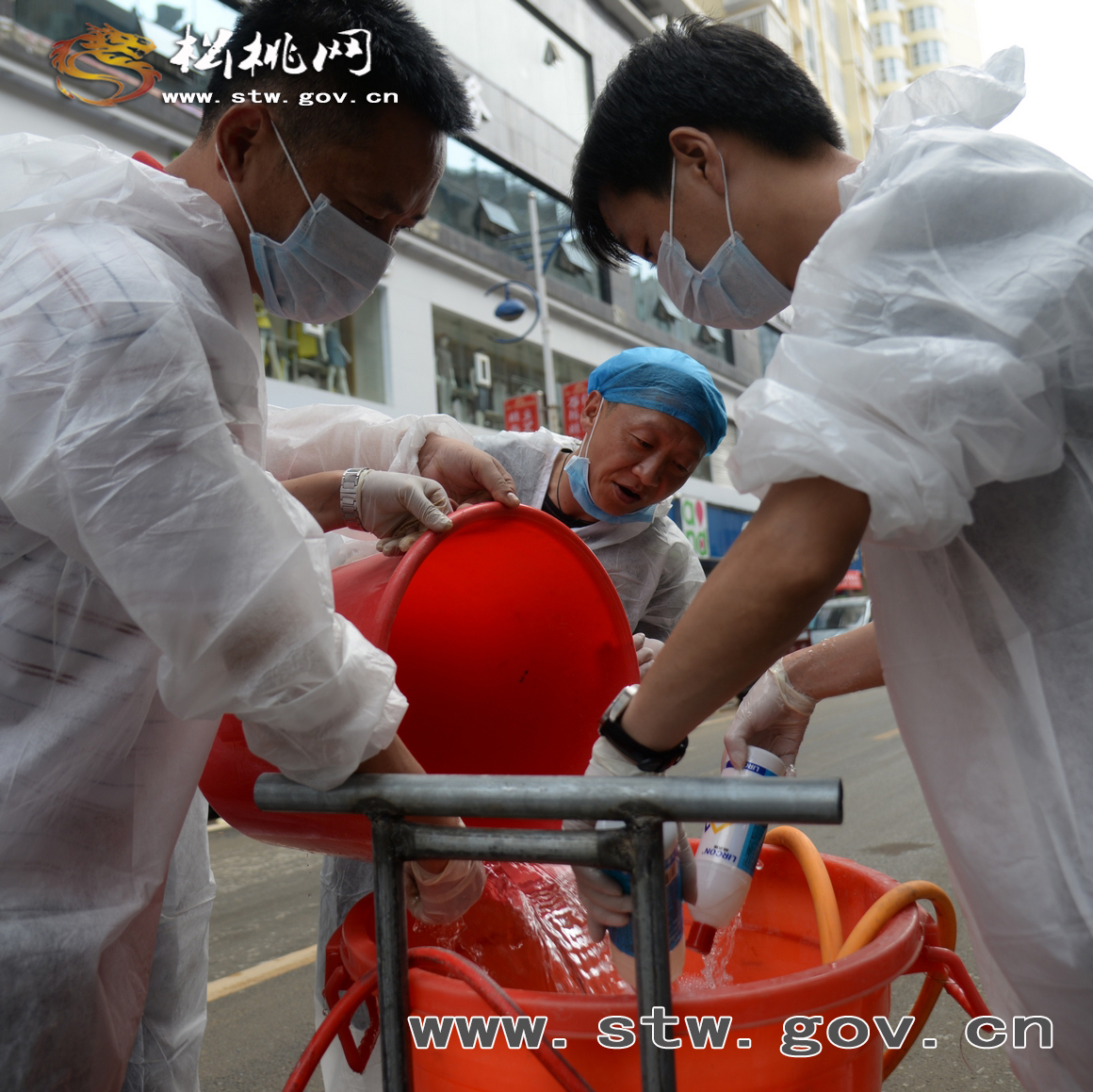 松桃衛(wèi)計(jì)系統(tǒng)全面展開(kāi)災(zāi)后消殺滅菌