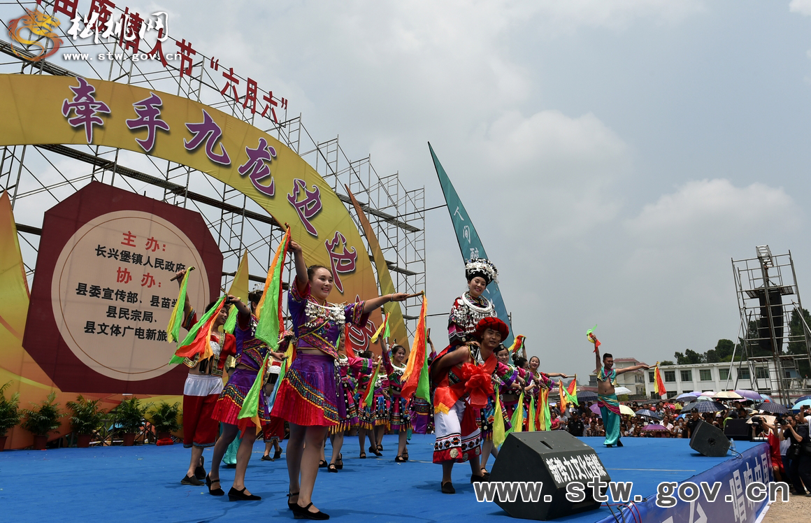 數(shù)萬群眾相約九龍　共度中國苗族情人節(jié)