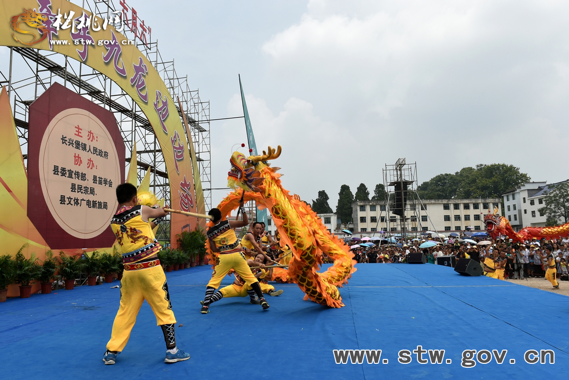 數(shù)萬(wàn)群眾相約九龍　共度中國(guó)苗族情人節(jié)