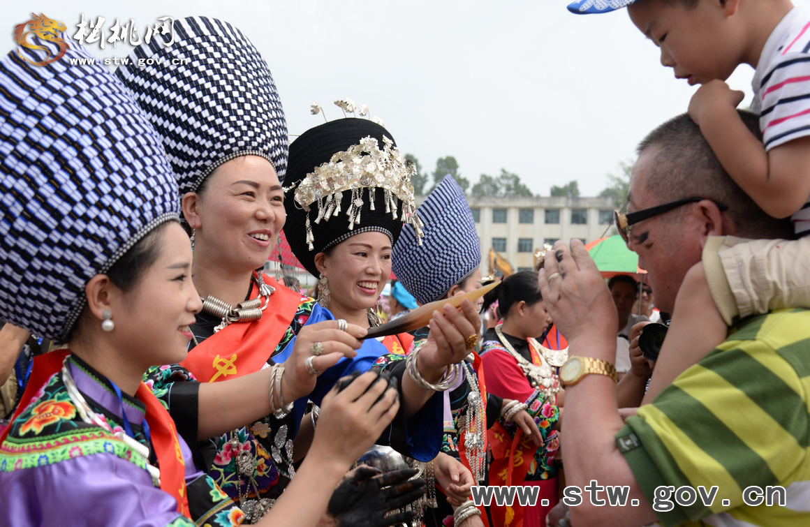 數(shù)萬群眾相約九龍　共度中國苗族情人節(jié)