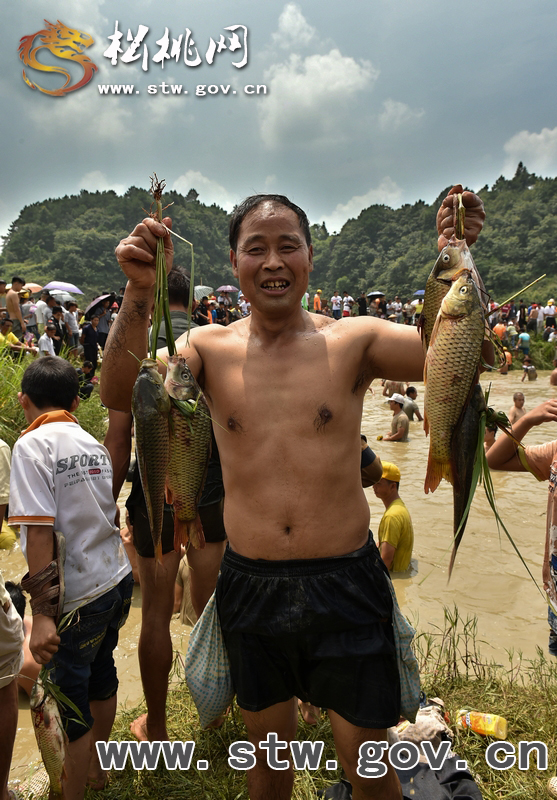數(shù)萬(wàn)群眾相約九龍　共度中國(guó)苗族情人節(jié)