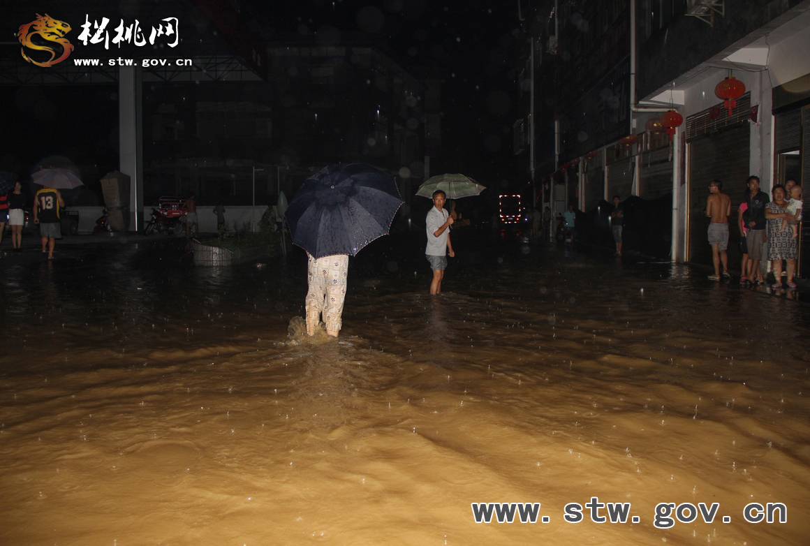 特大暴雨夜襲寨英古鎮(zhèn)