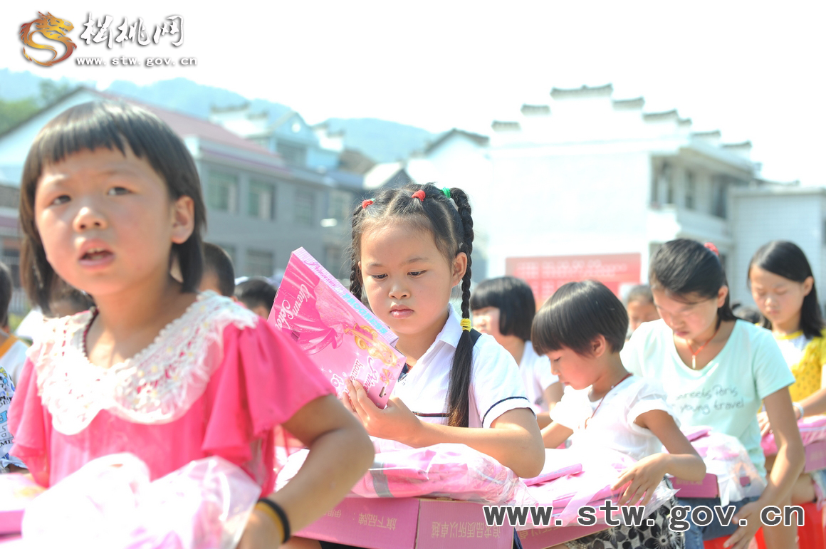 華東理工大學(xué)EMBA到松桃開(kāi)展公益活動(dòng)