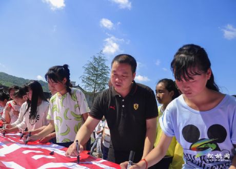 迓駕：開(kāi)展千人禁毒游行簽名活動(dòng)