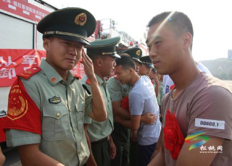 松桃消防4名退伍老兵揮淚告別戰(zhàn)友