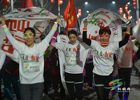 松桃首屆“2016跨年熒光夜跑”迎新年