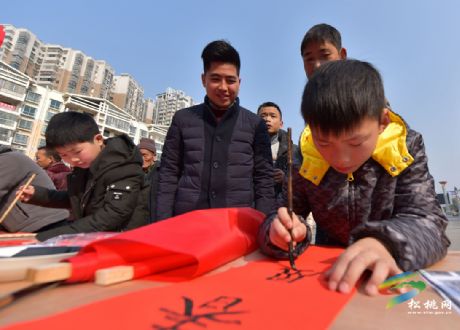 寫(xiě)春聯(lián)、辦影展 苗鄉(xiāng)過(guò)年喜事多