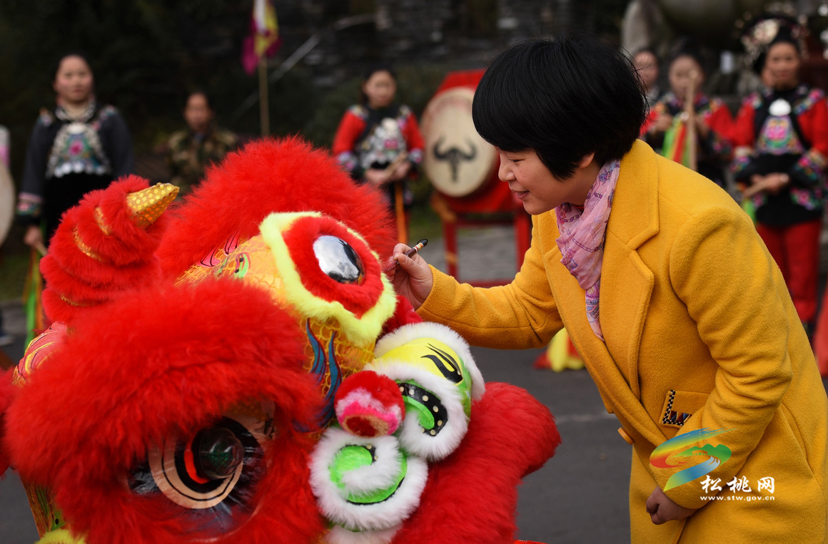 松桃苗鄉(xiāng)過(guò)大年暨花鼓藝術(shù)節(jié)在苗王城舉行