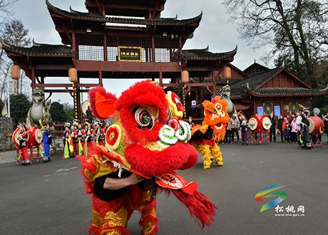 松桃苗鄉(xiāng)過(guò)大年暨花鼓藝術(shù)節(jié)在苗王城舉行