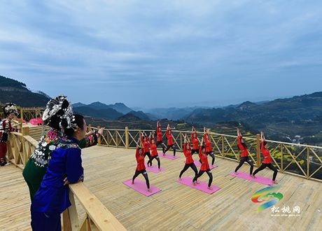 響水花海練瑜伽、秀旗袍，美在春天里