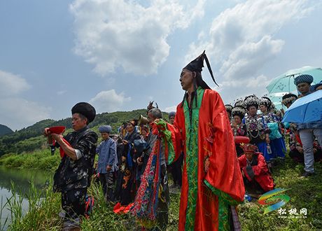 干塘社區(qū)舉行苗族接龍活動