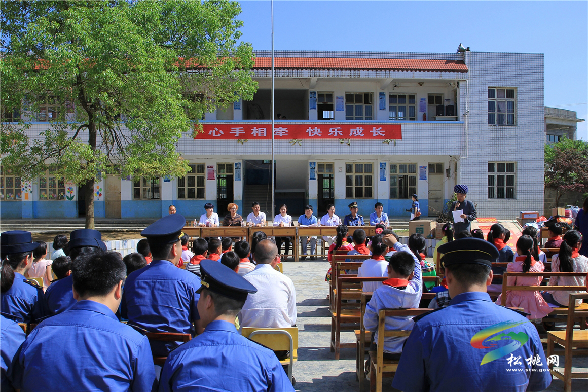 愛心人士走進(jìn)薅菜完小關(guān)愛留守兒童
