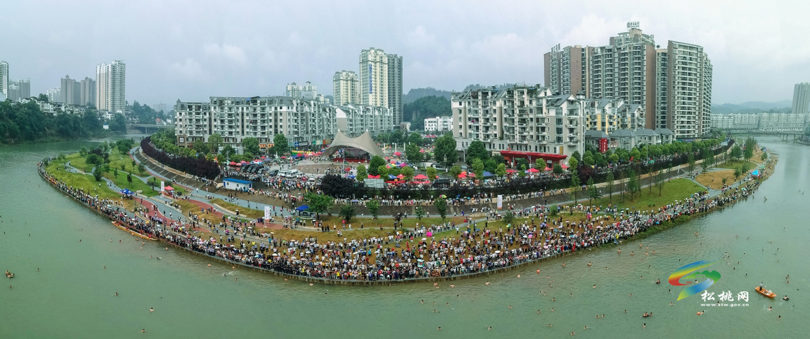 萬(wàn)民歡聚慶端午，群舸爭(zhēng)流鬧松江