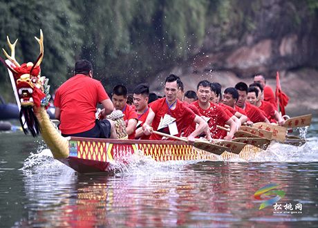 萬民歡聚慶端午，群舸爭流鬧松江
