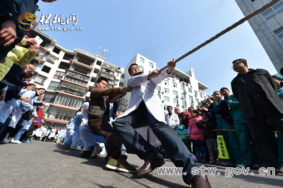 健康過(guò)大年　快樂(lè)在醫(yī)院——縣人民醫(yī)院迎新春系列活動(dòng)之拔河