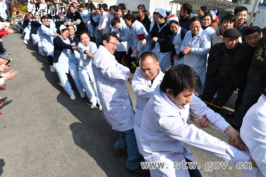 健康過大年　快樂在醫(yī)院——縣人民醫(yī)院迎新春系列活動之拔河