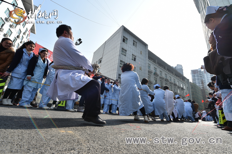 健康過大年　快樂在醫(yī)院——縣人民醫(yī)院迎新春系列活動之拔河