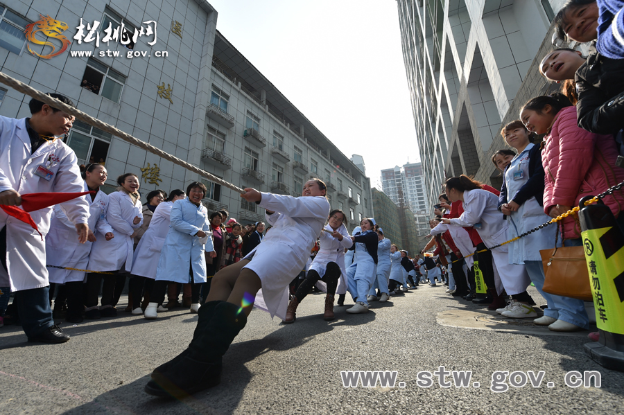 健康過(guò)大年　快樂(lè)在醫(yī)院——縣人民醫(yī)院迎新春系列活動(dòng)之拔河