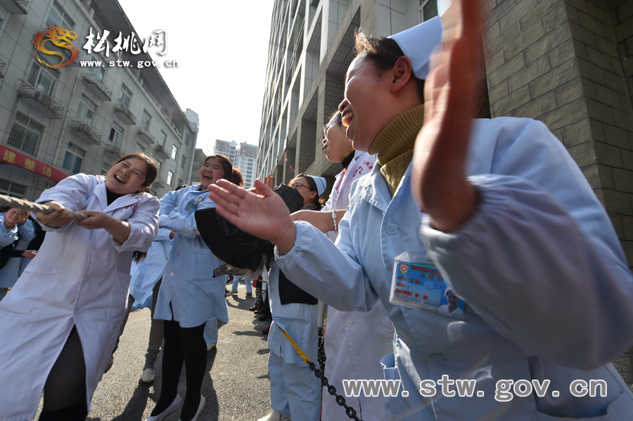 健康過大年　快樂在醫(yī)院——縣人民醫(yī)院迎新春系列活動之拔河