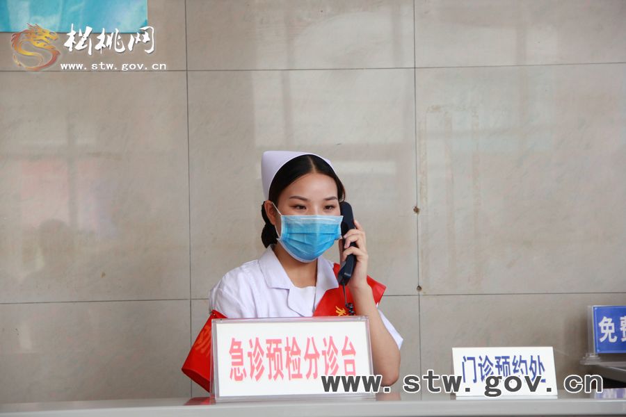 松桃人民醫(yī)院開展應(yīng)對埃博拉病毒疫情應(yīng)急演練