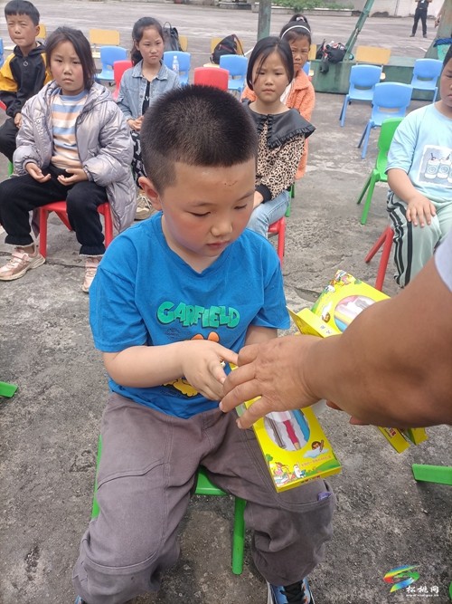 聚創(chuàng)聯(lián)盟圓夢銅仁分社開展慰問貧困生愛心捐贈活動
