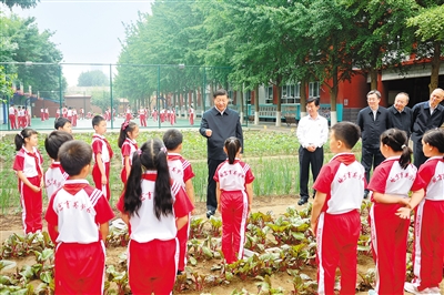 習近平在北京育英學?？疾鞎r強調(diào) 爭當?shù)轮求w美勞全面發(fā)展的新時代好兒童 向全國廣大少年兒童祝賀“六一”國際兒童節(jié)快樂 蔡奇丁薛祥陪同考察