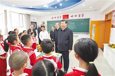 習近平在北京育英學?？疾鞎r強調(diào) 爭當?shù)轮求w美勞全面發(fā)展的新時代好兒童 向全國廣大少年兒童祝賀“六一”國際兒童節(jié)快樂 蔡奇丁薛祥陪同考察