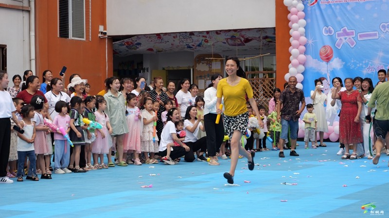 縣第八幼兒園：泡沫之夏 快樂“六一”