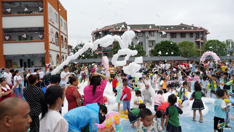 縣第八幼兒園：泡沫之夏 快樂“六一”