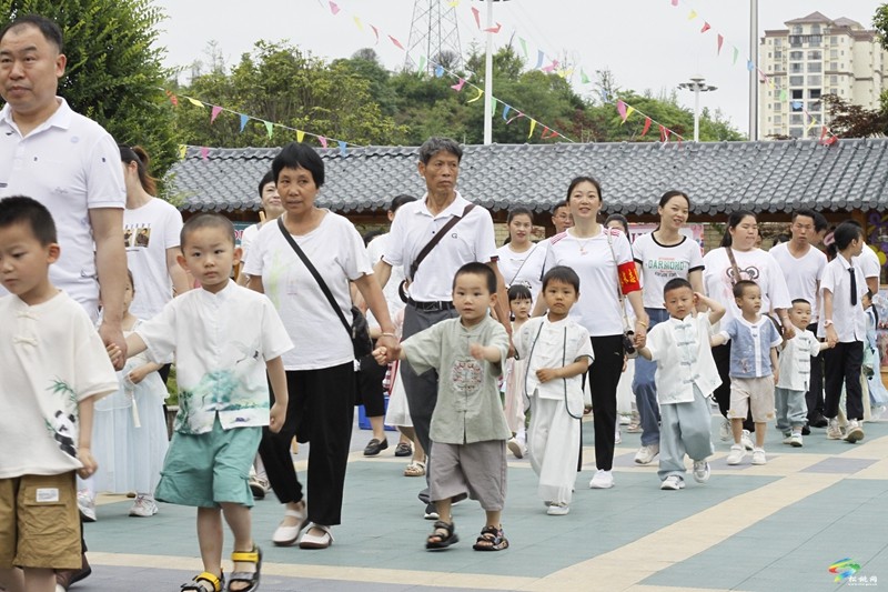 松桃第三幼兒園開(kāi)展游園慈善活動(dòng)