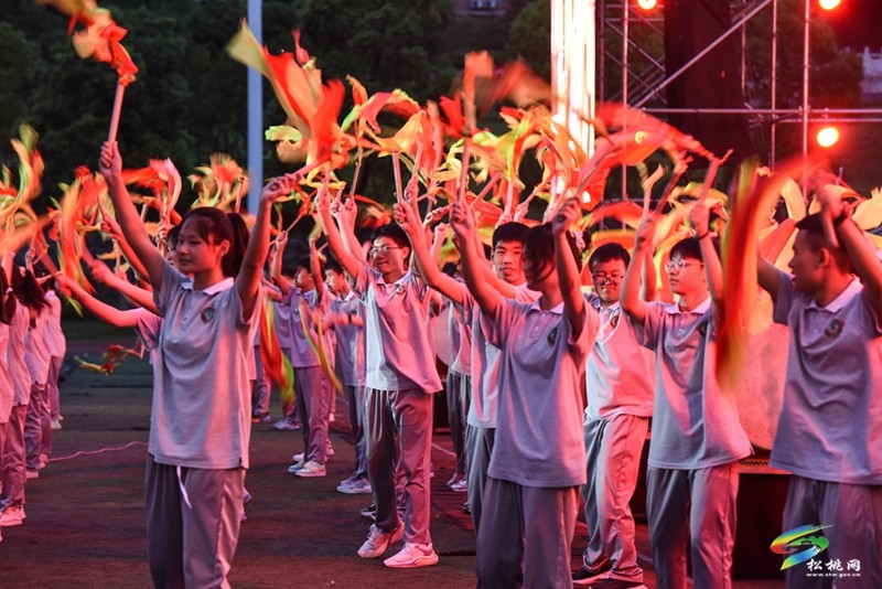 松桃民族中學(xué)舉辦2023屆高三畢業(yè)典禮活動(dòng)