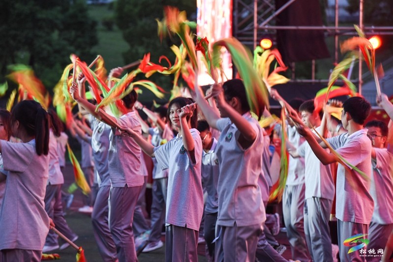 松桃民族中學(xué)舉辦2023屆高三畢業(yè)典禮活動(dòng)