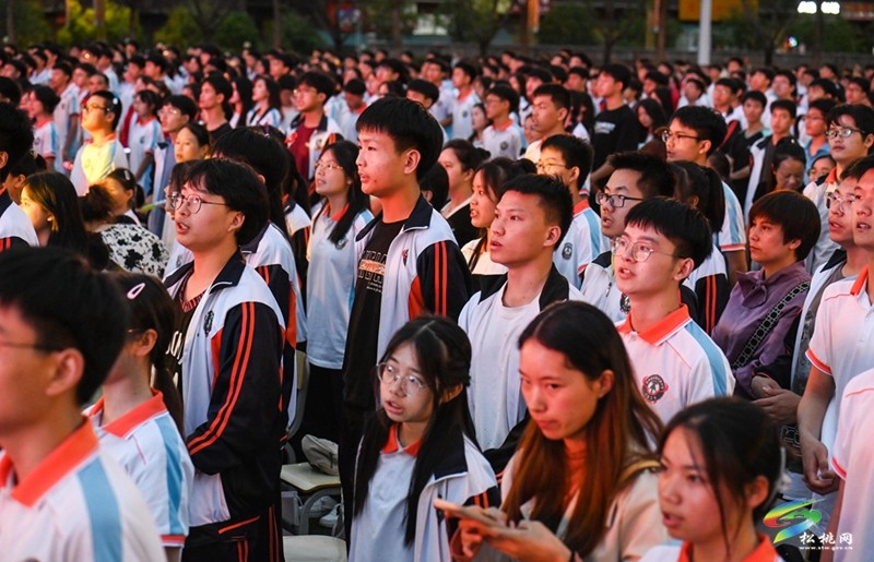 松桃民族中學(xué)舉辦2023屆高三畢業(yè)典禮活動(dòng)
